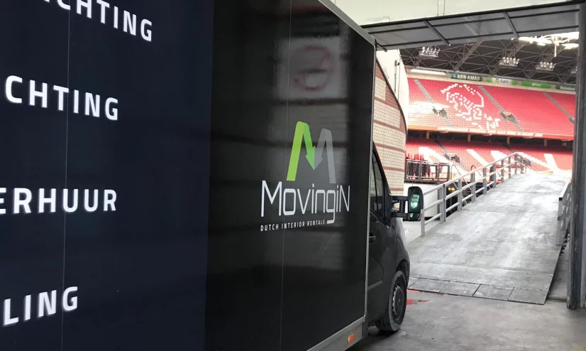 Moving-In bus bij Ajax stadion
