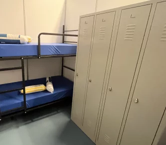 Lockers en bedden voor de noodopvang